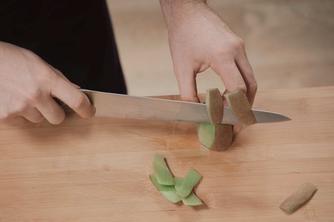 Peler et ouvrir les kiwis