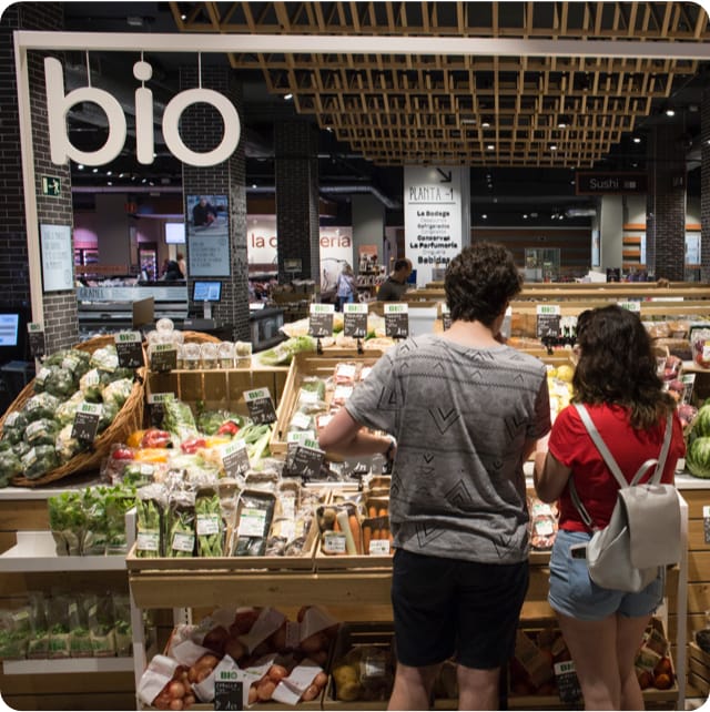 Carrefour magasin ambiance chaleureuse moderne