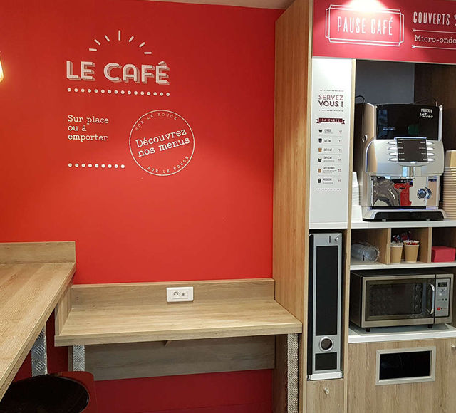 Un espace détente pour déjeuner Carrefour Bon App