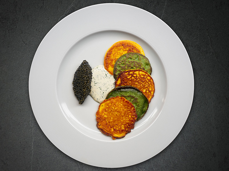 Caviar et blinis aux légumes de saison