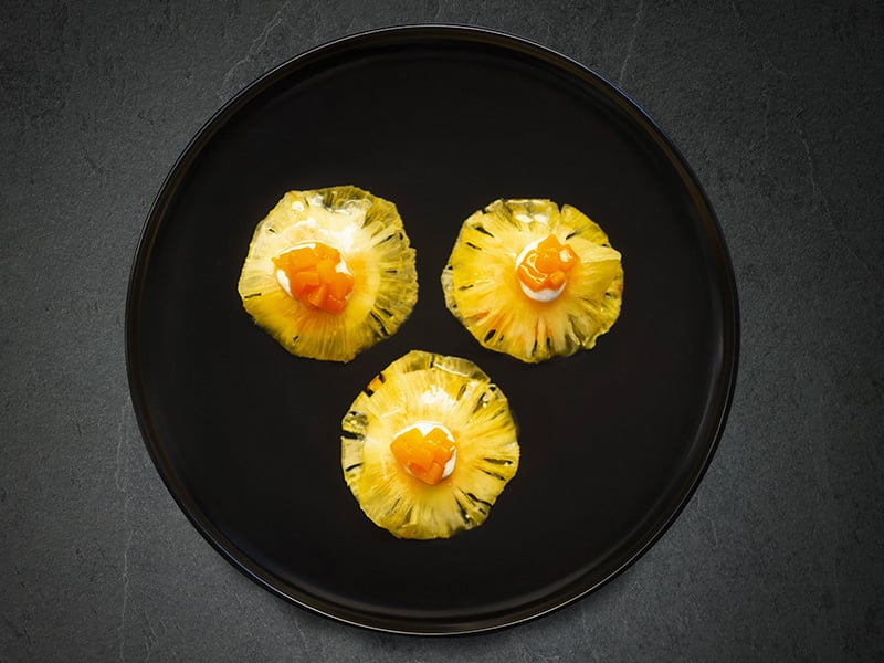 Rosaces d’ananas et mangues à la crème vanille