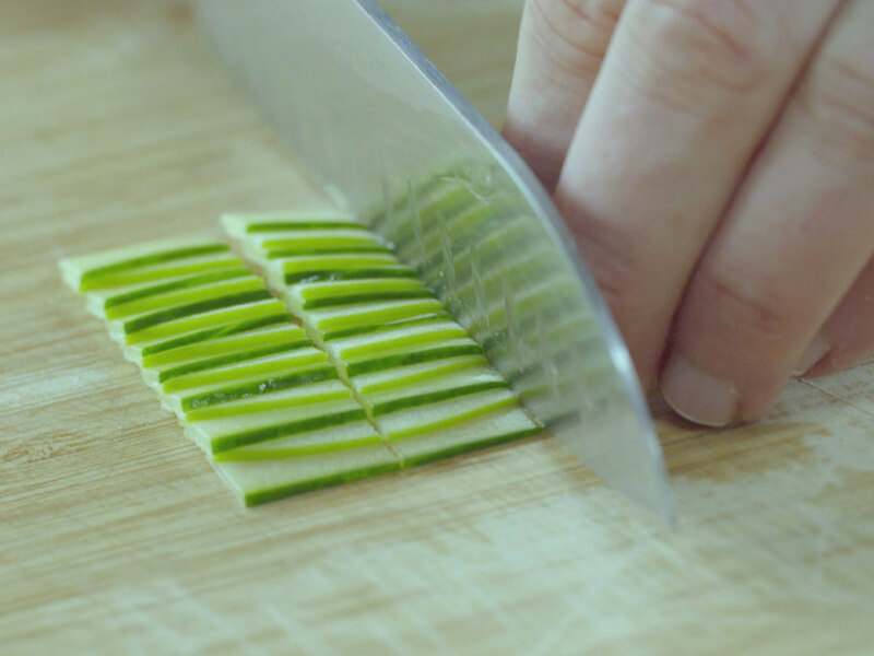 mandoline le concombre, les radis et la pomme