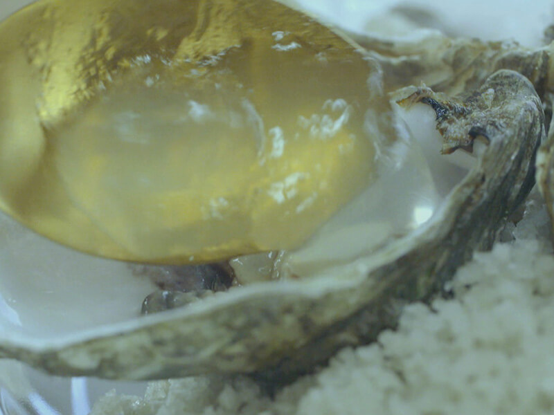 Mettre du gros sel dans l’assiette pour maintenir les huîtres
