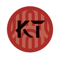 Logo de la marque KT sur fond circulaire rouge ornementé.