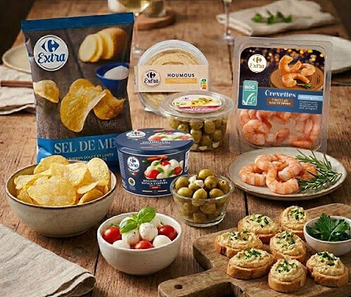 Assortiment apéro dînatoire Carrefour Extra : chips, houmous, crevettes, olives.