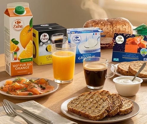 Brunch Carrefour Extra : jus d'orange, café, saumon fumé, pain et yaourt.
