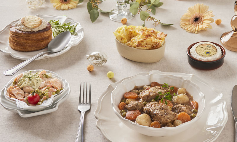 Table de Pâques avec cassolettes, feuilleté, navarin d'agneau et Saint-Marcellin