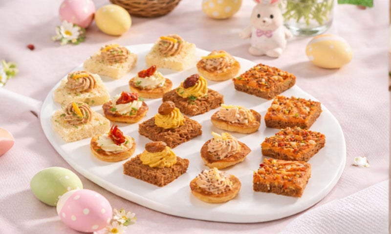Plateau de toasts apéritifs variés décoré pour Pâques.