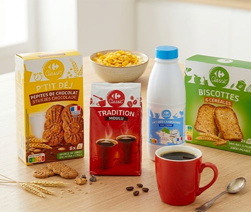 Petit-déjeuner Carrefour Classic : biscuits, café, lait, céréales et biscottes.