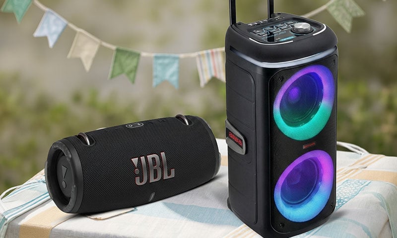 Enceintes portables JBL et Aiwa.