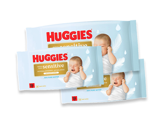 Trois paquets de lingettes Huggies Extra Care Sensitive pour bébé.