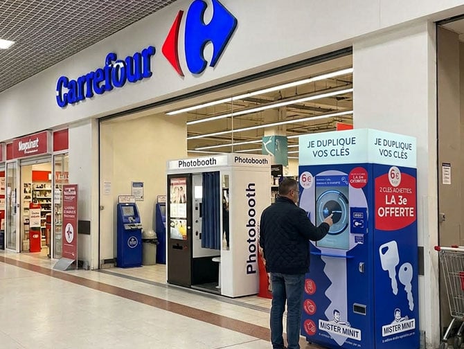 Borne Mister Minit chez Carrefour : dupliquez vos clés, la 3e offerte.