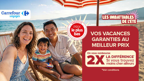 Logo Carrefour Voyages. Une famille sourit sur une plage sous un parasol. Textes : Les Imbattables de l'été, Garantie Prix le plus bas, On vous rembourse 2X la différence.