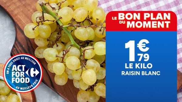 Act For Food, Le bon plan du moment : Raisin blanc à 1,79 € le kilo. Grappe de raisin blanc frais présentée sur une planche en bois.