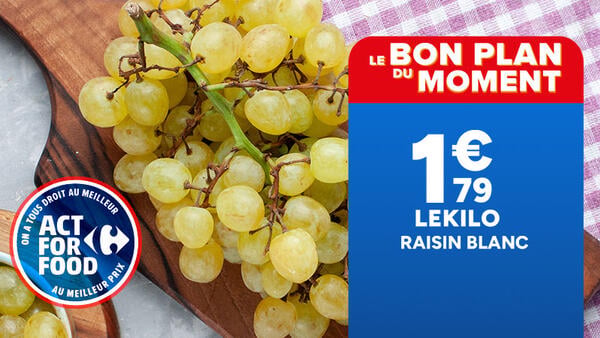 Act For Food, Le bon plan du moment : Raisin blanc à 1,79 € le kilo. Grappe de raisin blanc frais présentée sur une planche en bois.